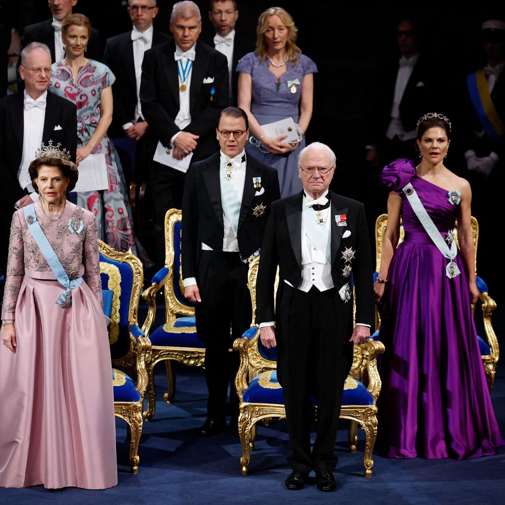 Kölnigin Silvia, prinz Daniel, König Carl Gustaf und Prinzessin Victoria beim Nobelpreis 2023