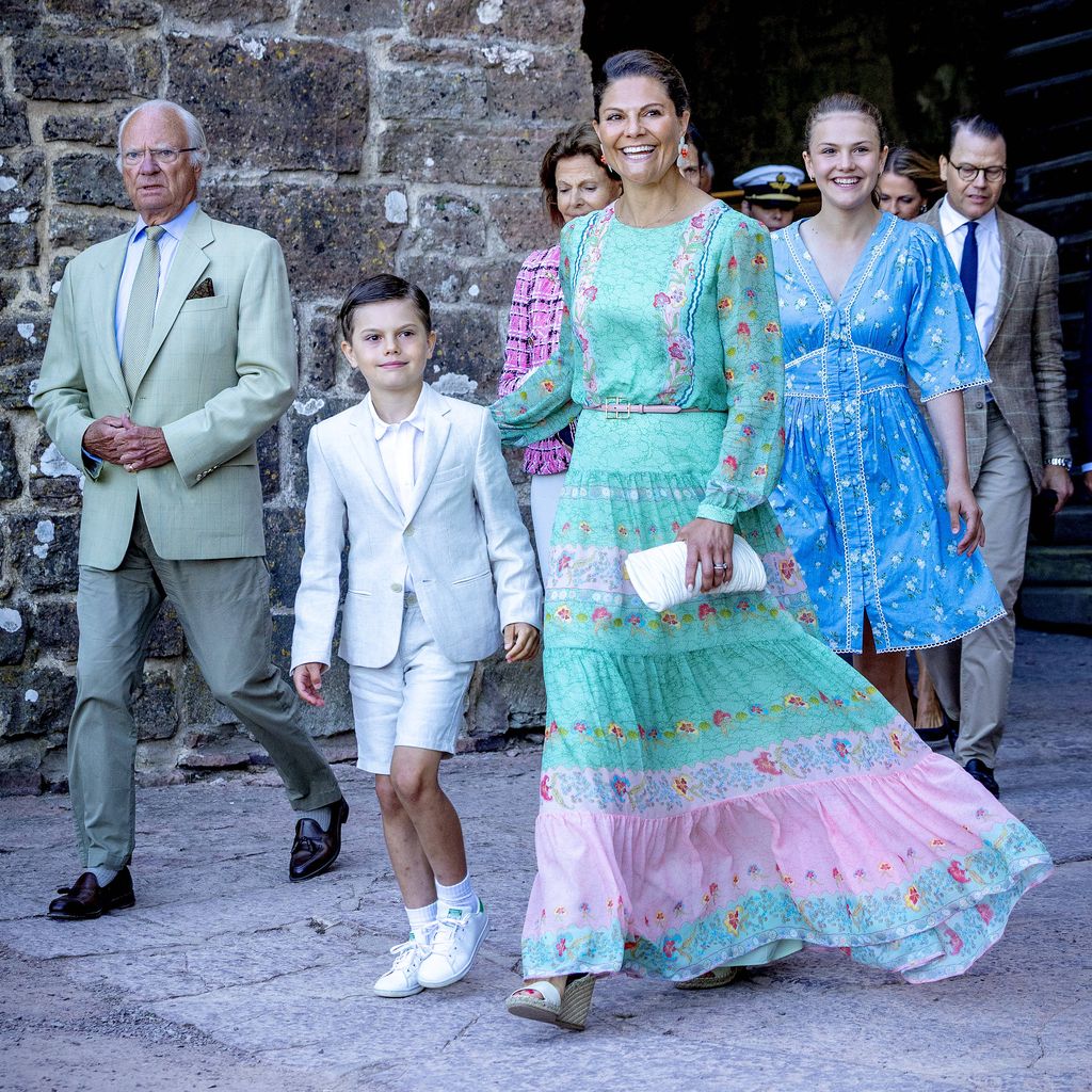 König Carl Gustaf, Prinz Daniel, Kronprinzessin Victoria, Prinz Oscar und Prinzessin Estelle beim Geburtstagskonzert in Borgholm am 14.07.2025