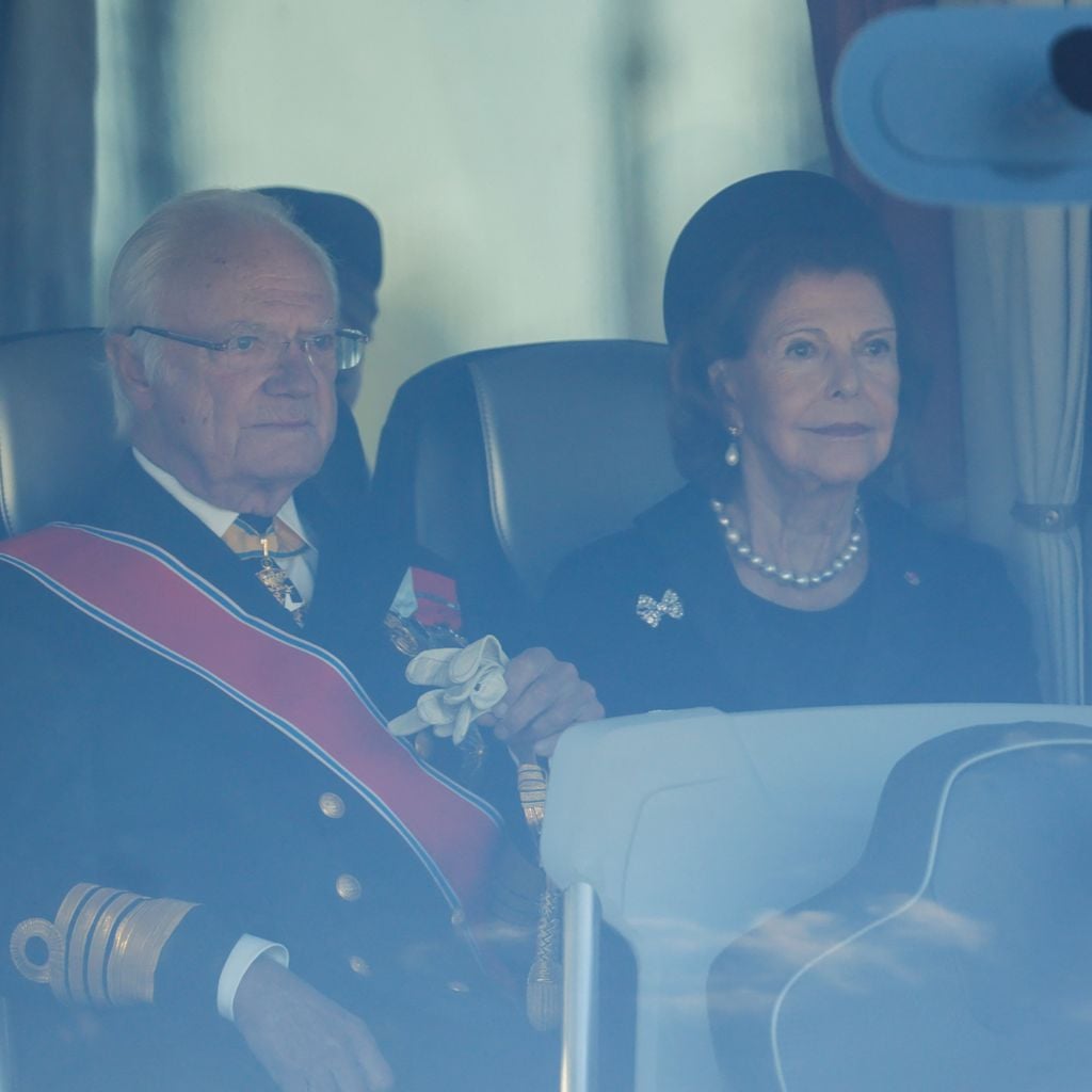 König Carl XVI. Gustaf und Königin Silvia treffen in Gardermoen zur Trauerfeier für König Harald V. ein, 2026