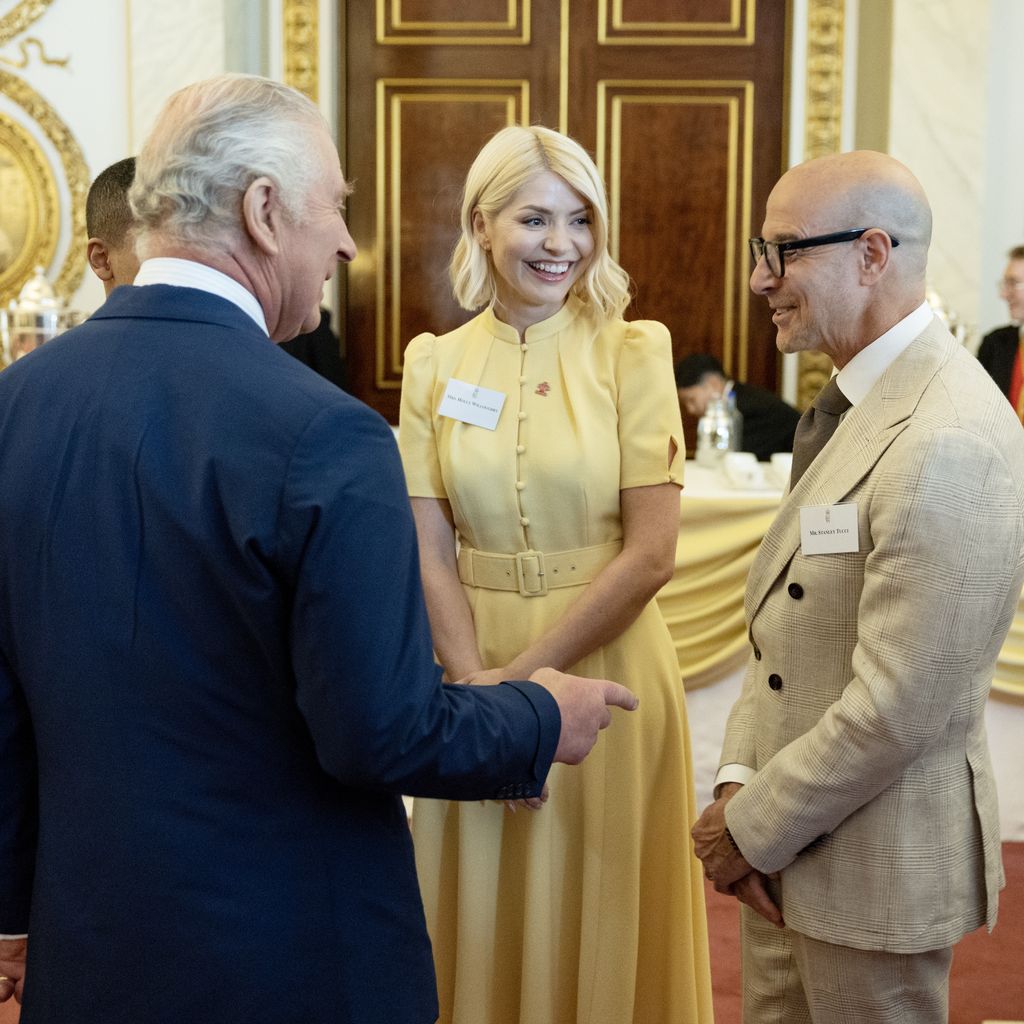 König Charles, Holly Willoughby und Stanley Tucci im Buckingham Palace