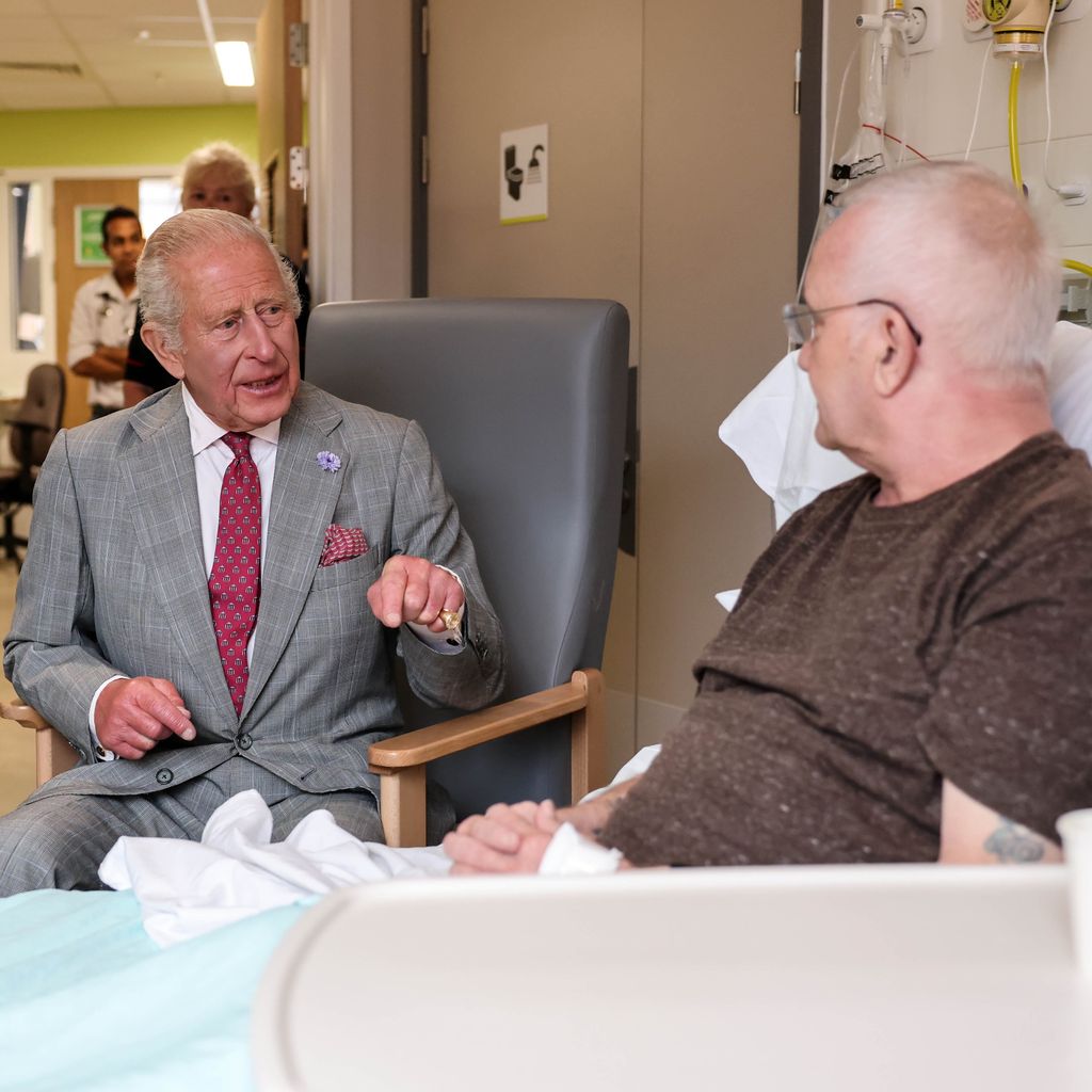 König Charles III. mit dem Patienten Phillip Barnard