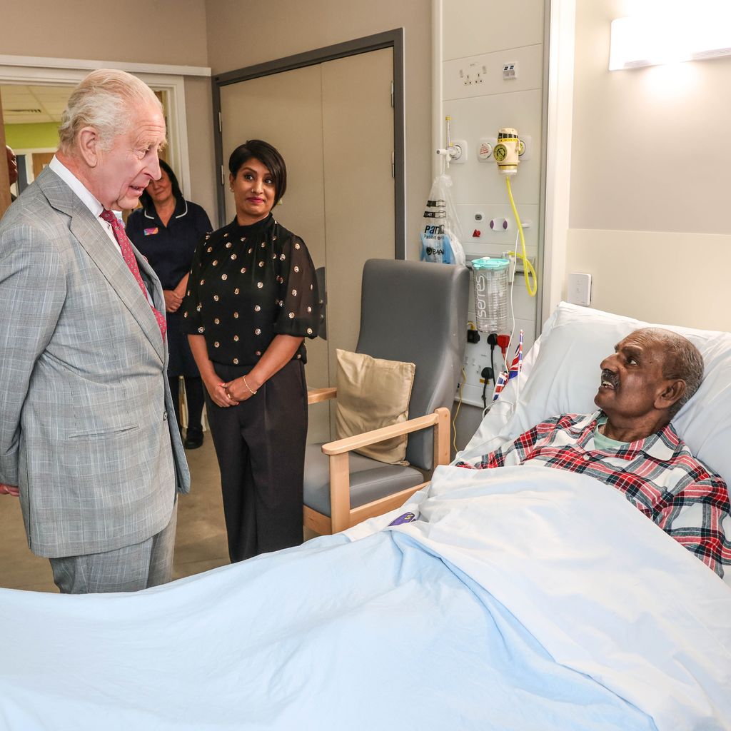 König Charles III. mit dem Patienten Matthew Shinda