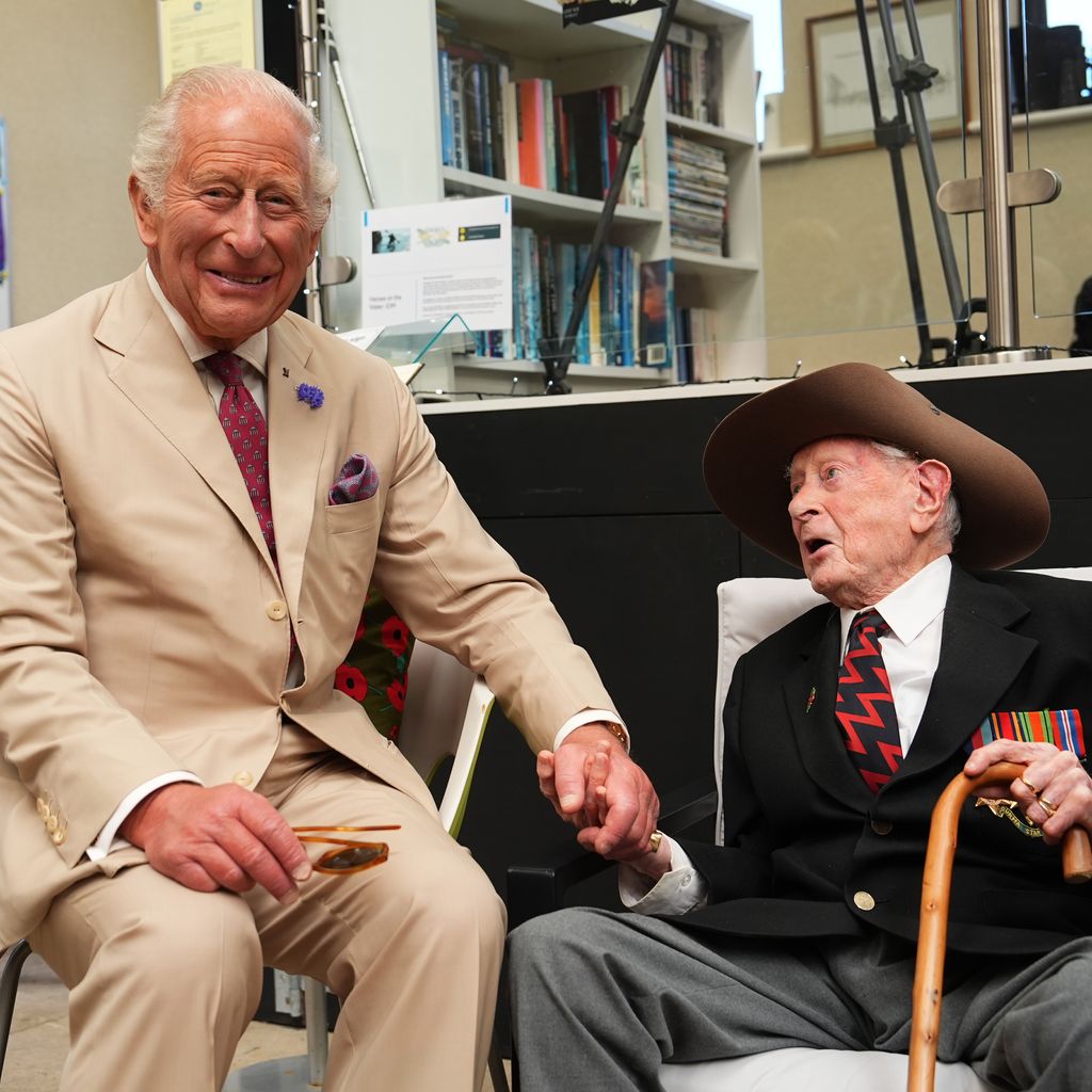 König Charles III. besucht James Fenton bei "Heroes On The Water auf der Isle of Man"