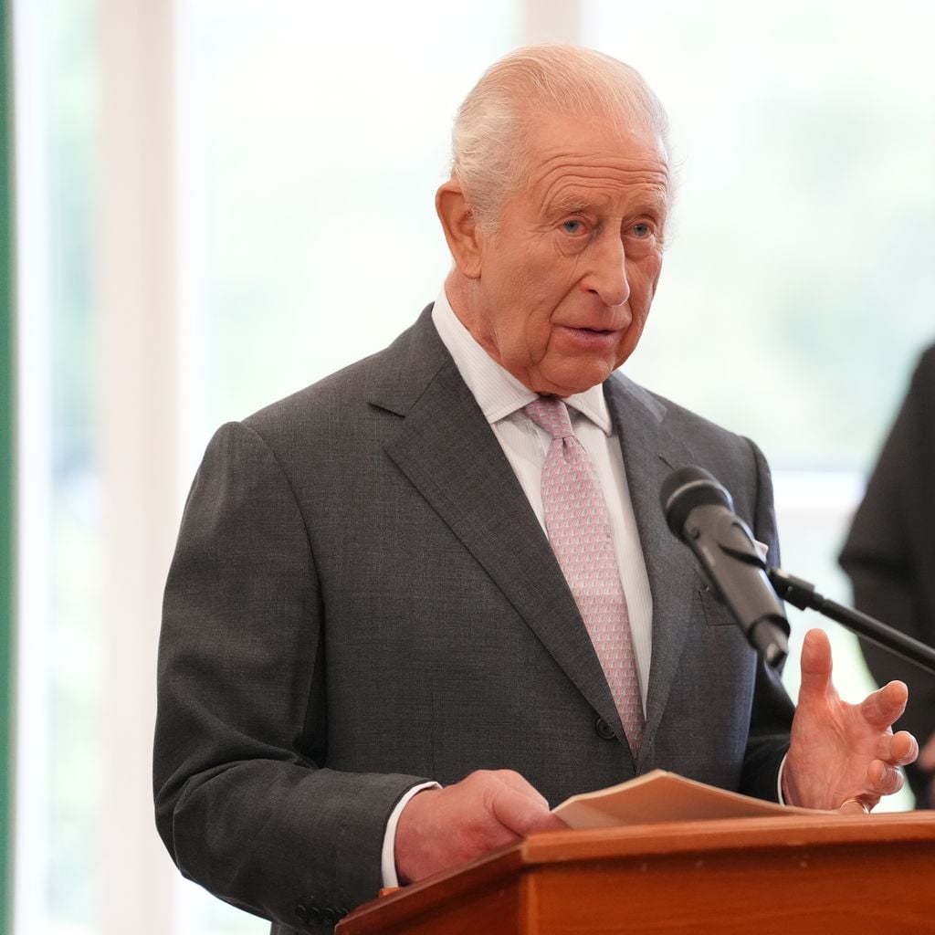 König Charles III. spricht bei einem Treffen zu KI, Regierung und Vordenkern in Dumfries House in Cumnock, Schottland