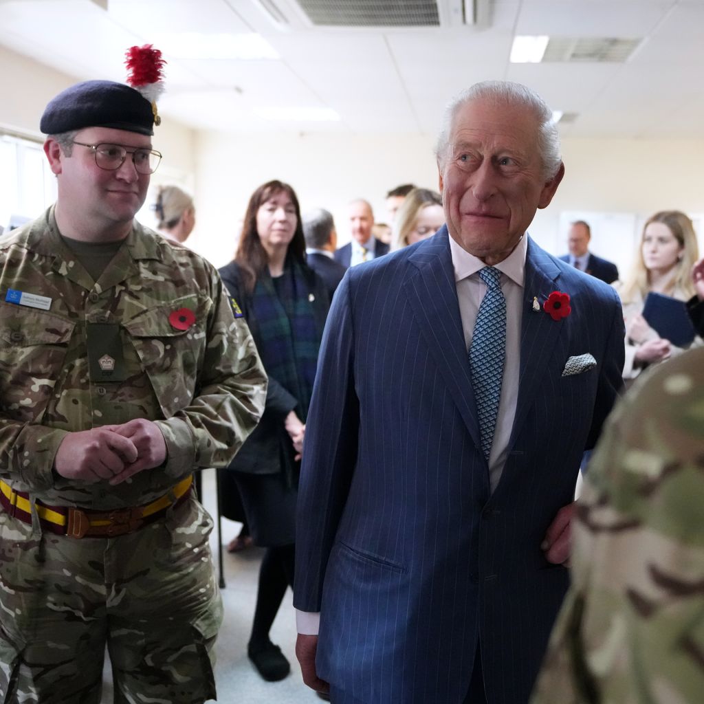 König Charles III. spricht mit Militärangehörigen in London 2025