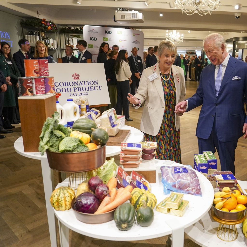 König Charles III spricht bei Fortnum & Mason mit Dame Martina Milburn und Dame Louise Casey zum Coronation Food Project, 2025