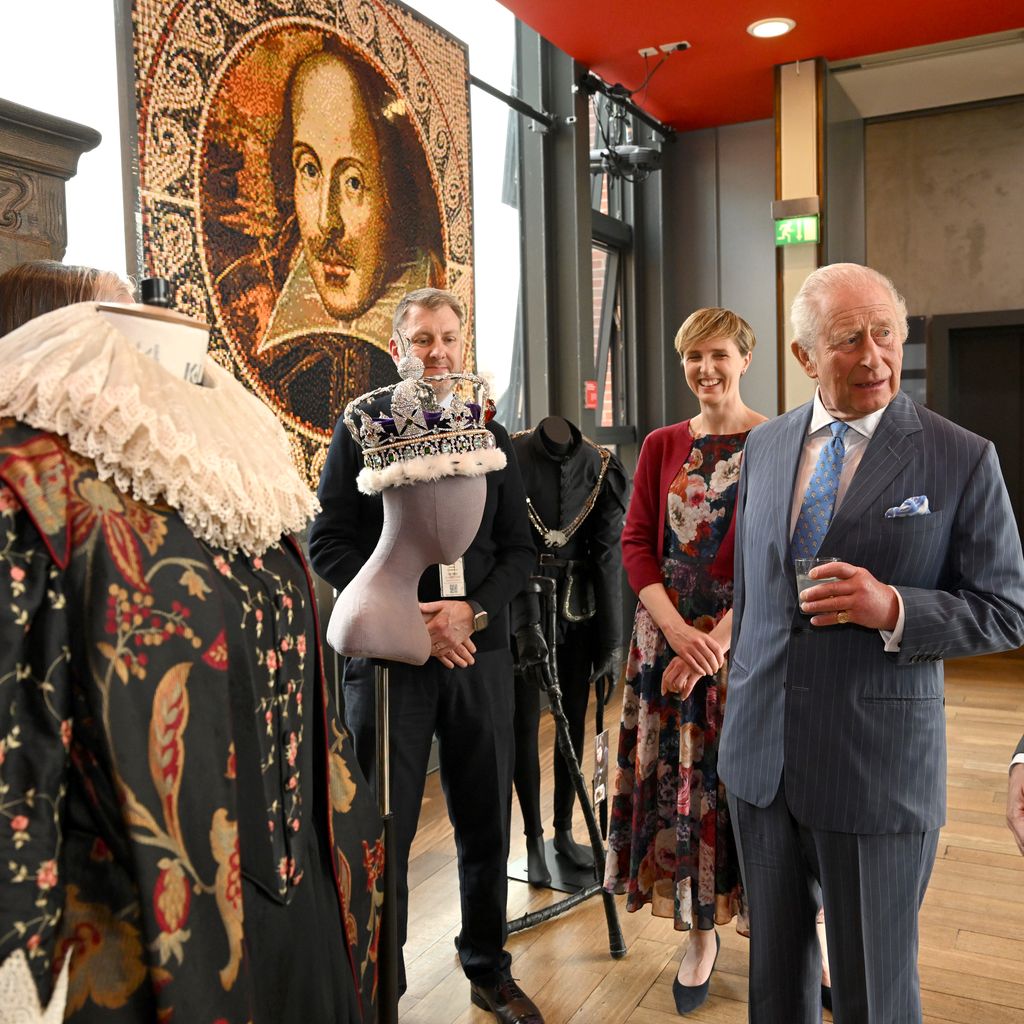 König Charles III. spricht mit Daniel Evans während einer Kostümpause bei der RSC-Aufführung von "The Tempest" in Stratford-upon-Avon