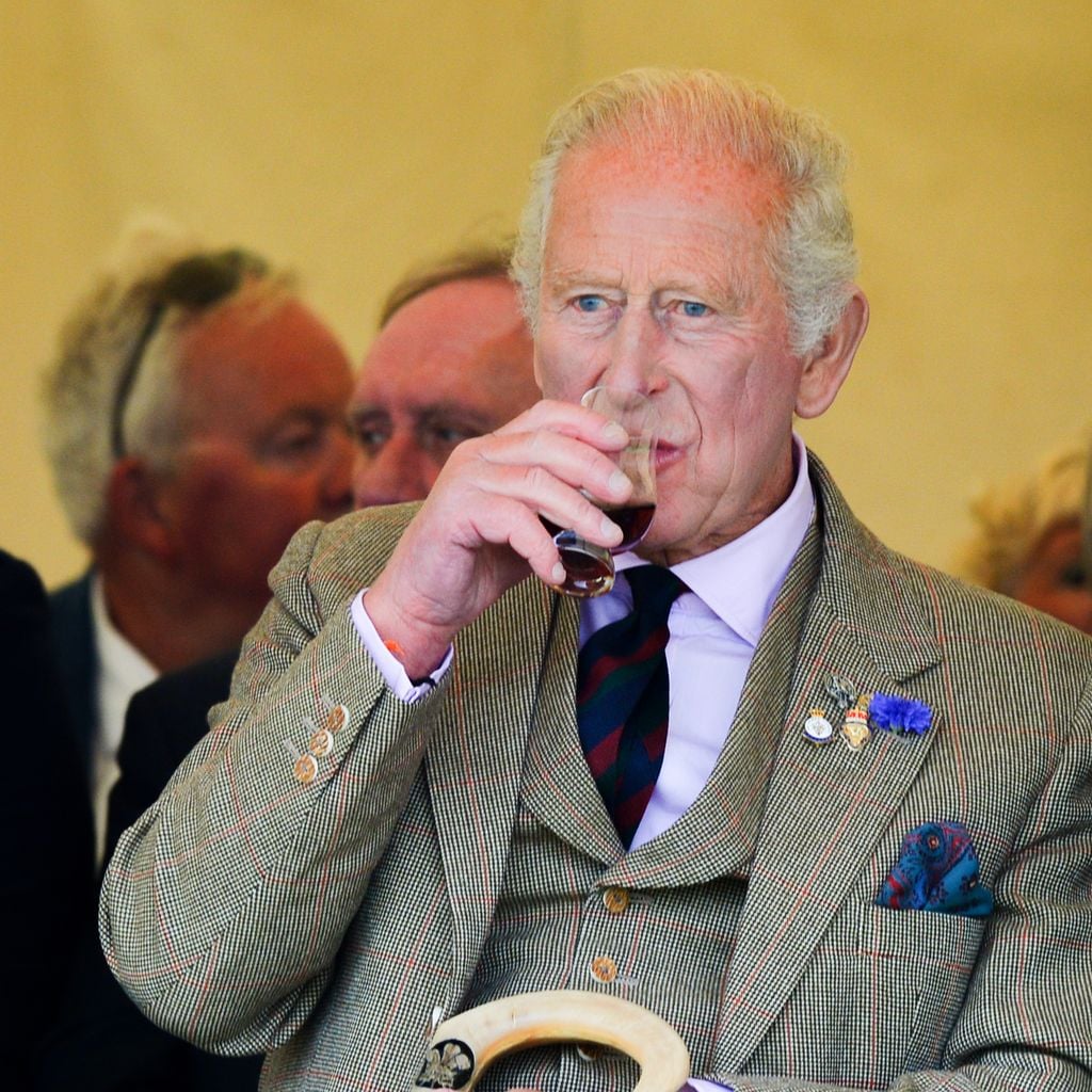 König Charles III genießt einen Dram bei den Mey Highland Games in John O'Groats