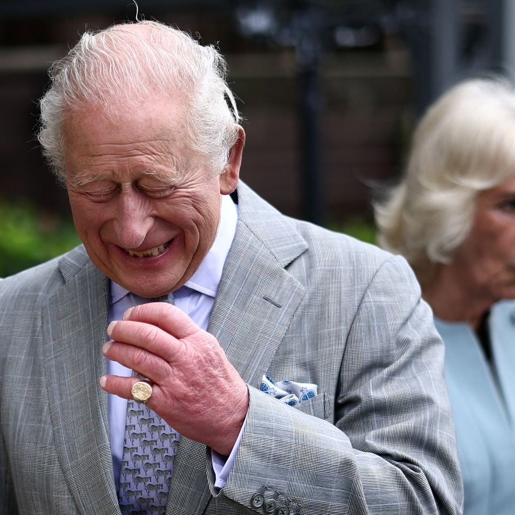 König Charles III. bei einem Besuch mit Königin Camilla im Community-Hub The Warehouse in Newtownards
