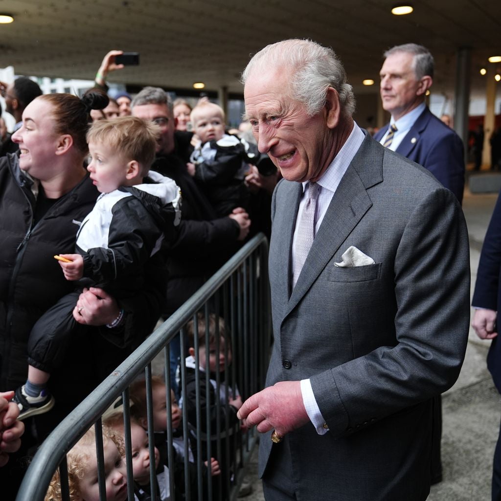 König Charles III. trifft Sympathisanten nach seinem Besuch der Aviva Studios in Manchester