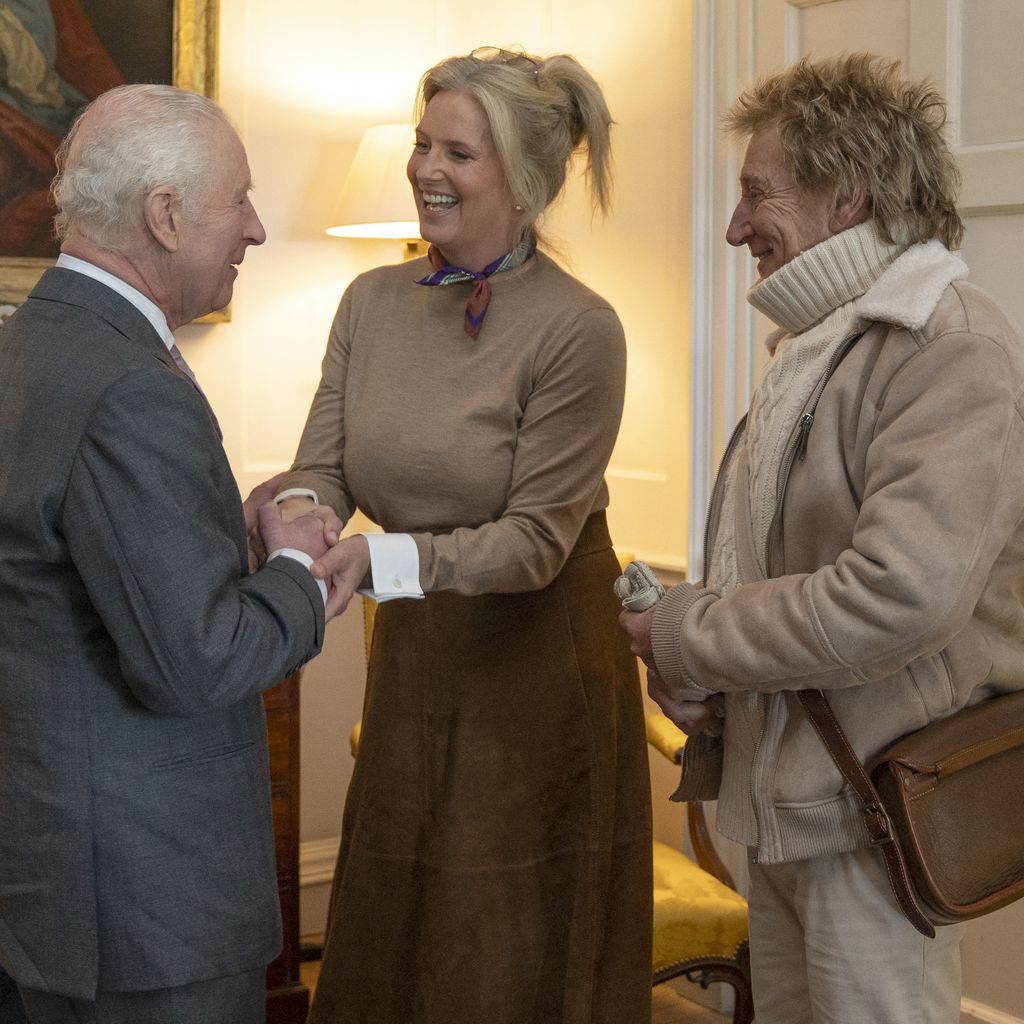 König Charles III., Penny Lancaster und Rod Stewart, Januar 2025