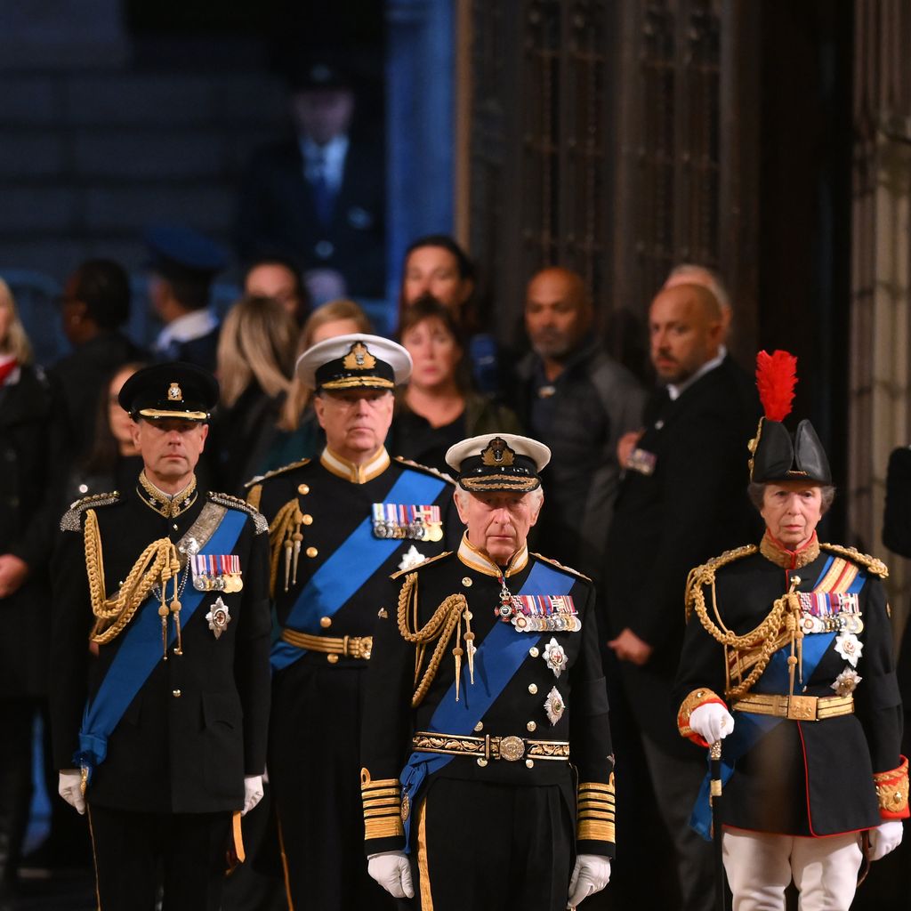 König Charles III., Prinzessin Anne, Prinz Andrew und Prinz Edward bei der Mahnwache für die Queen