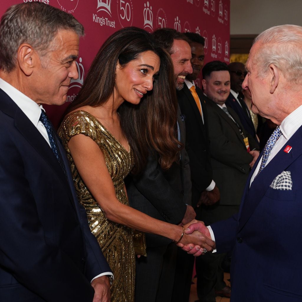 Bei der Jubiläumsfeier von "The King’s Trust": König Charles III, Amal und George Clooney