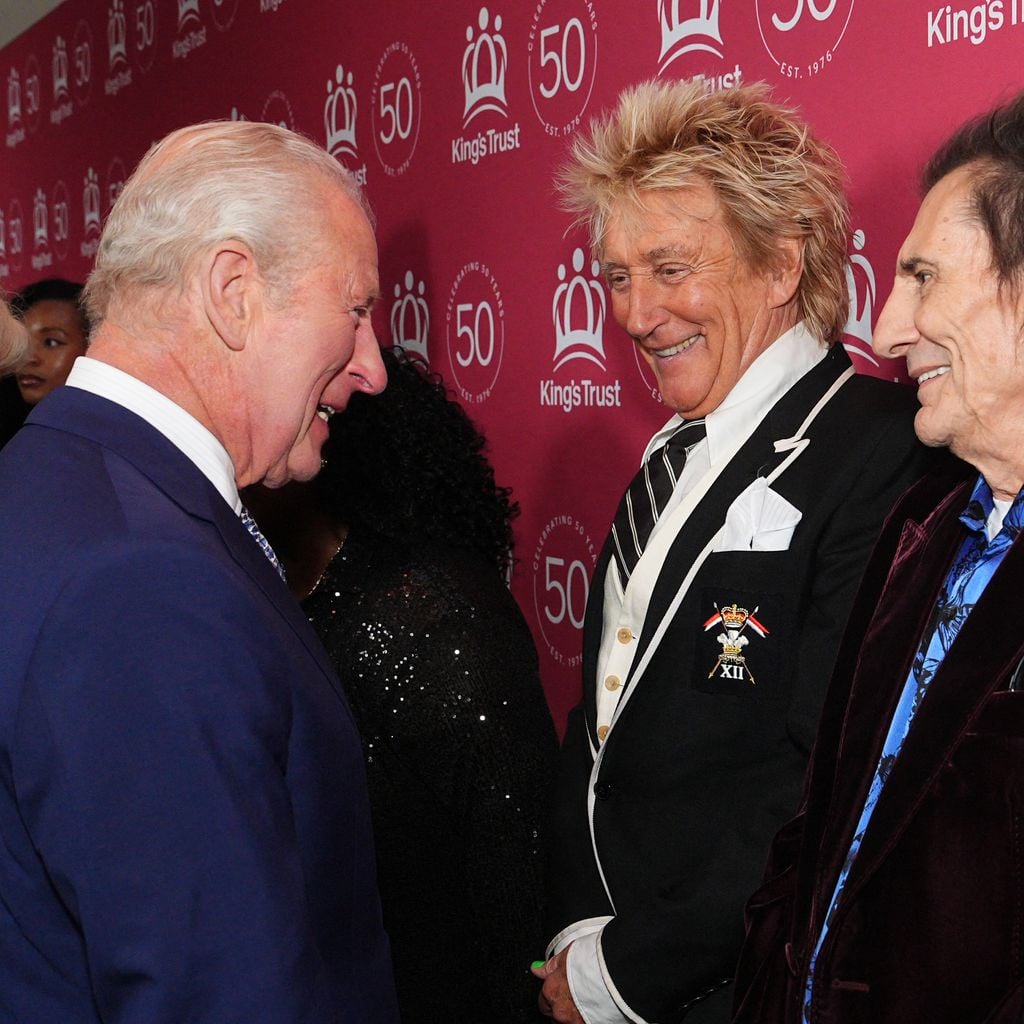 König Charles III. im Gespräch mit Rod Stewart und Ronnie Wood bei der 50-Jahr-Feier des King’s Trust in der Royal Albert Hall