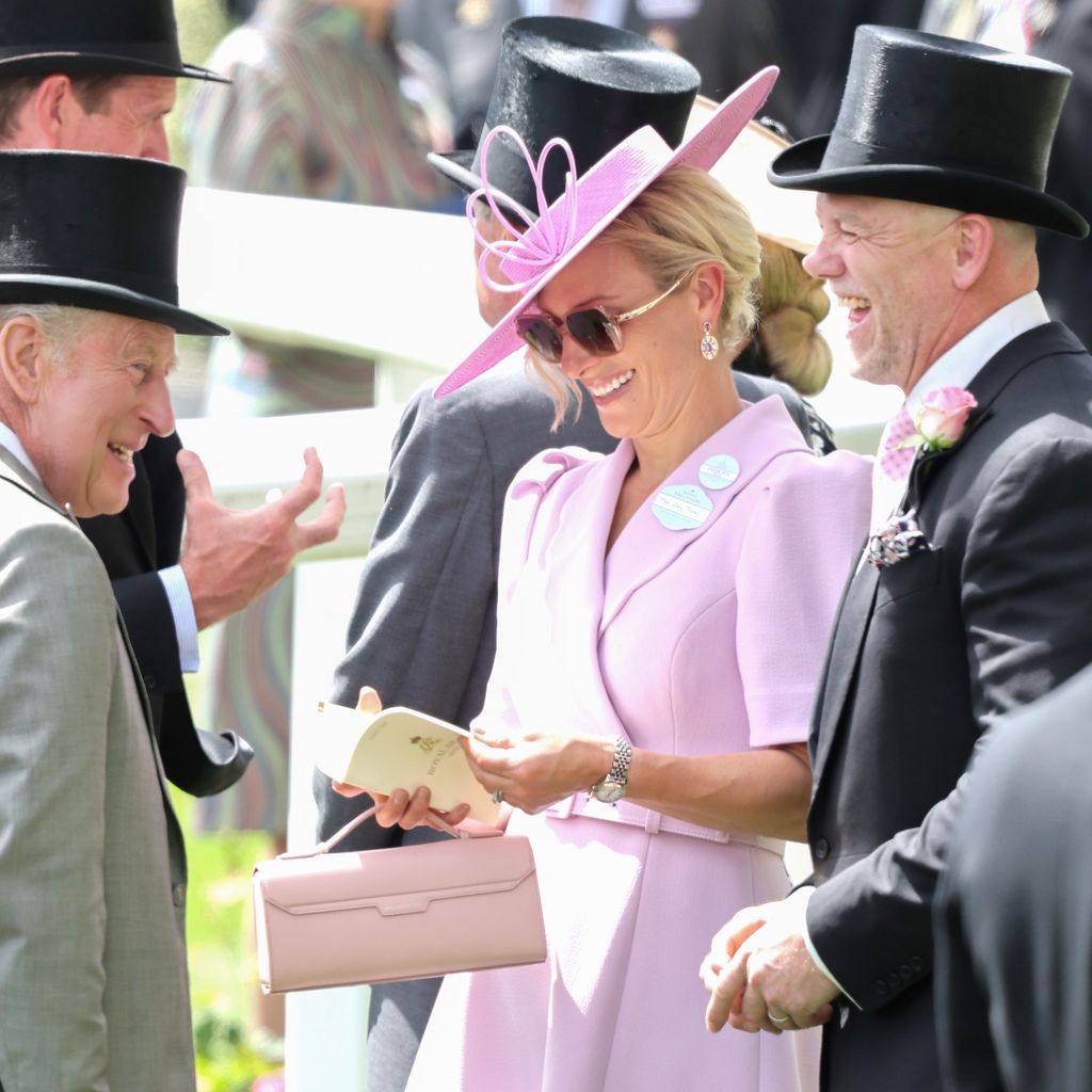 König Charles III. im Gespräch mit Zara Tindall und Mike Tindall bei Royal Ascot 2026