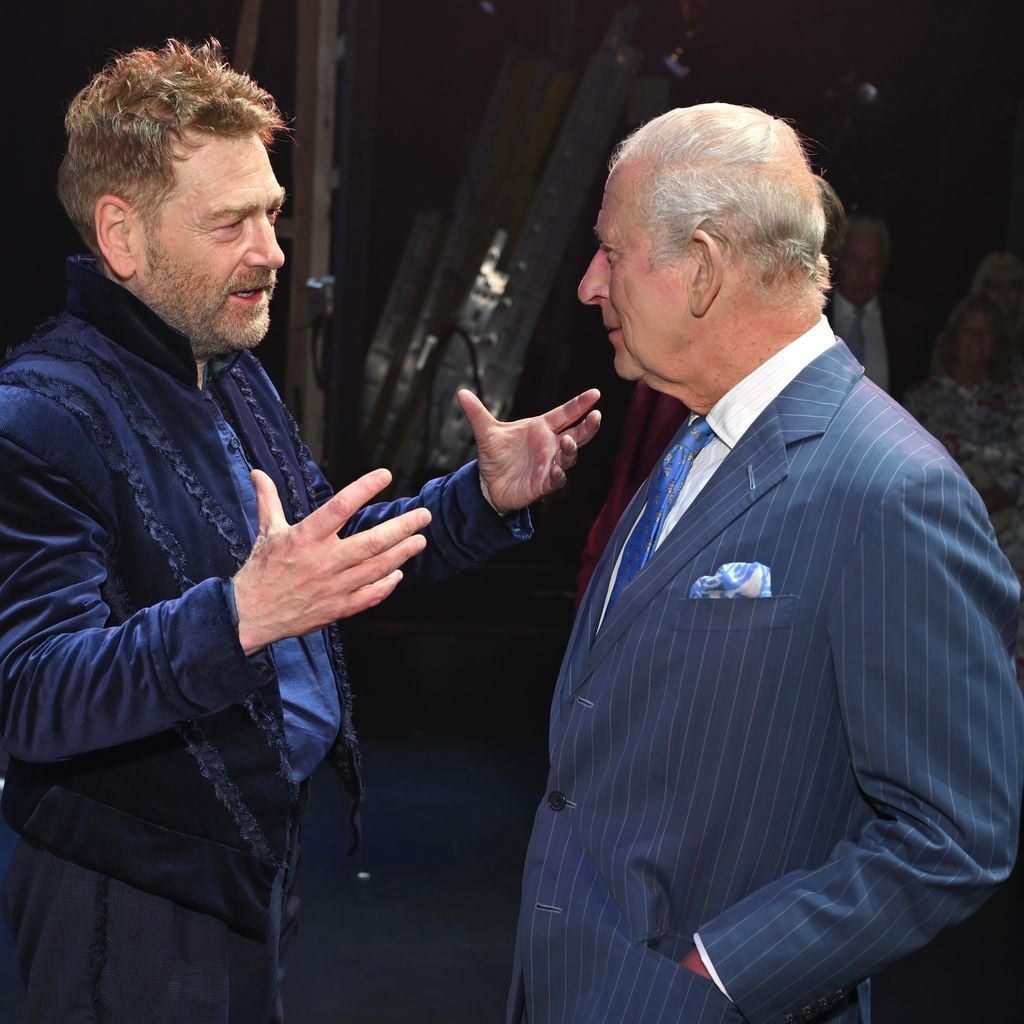 König Charles III. im Gespräch mit Sir Kenneth Branagh nach der RSC-Aufführung von "The Tempest" in Stratford-upon-Avon