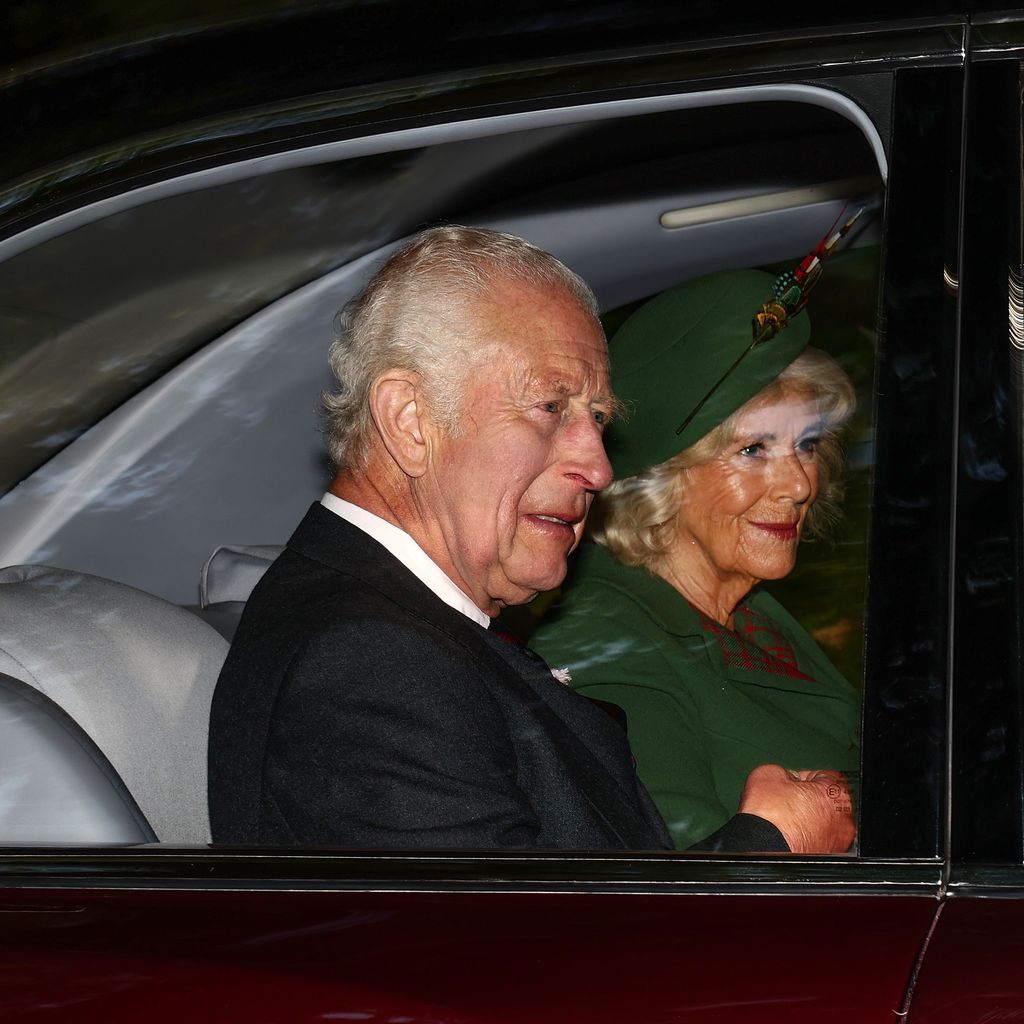 König Charles und Königin Camilla auf dem Weg zum Gottesdienst in Crathie Kirk
