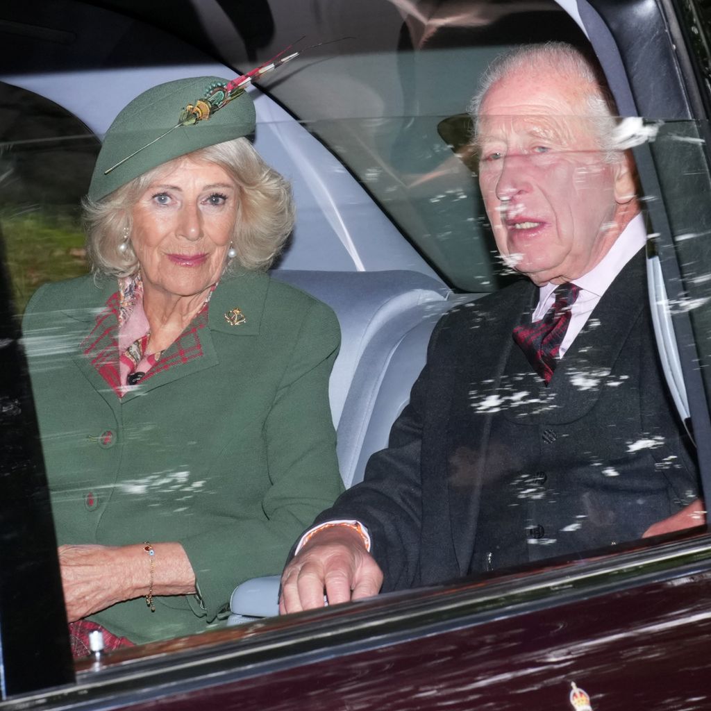 König Charles III und Königin Camilla auf dem Weg zum Gottesdienst in der Crathie Kirk, Aberdeenshire, August 2026