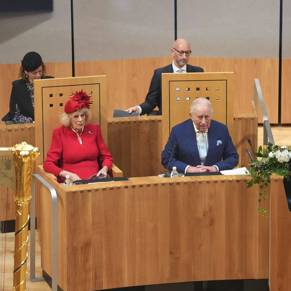 König Charles III. und Königin Camilla hören Huw Irranca Davies bei der Eröffnung des Senedd zu