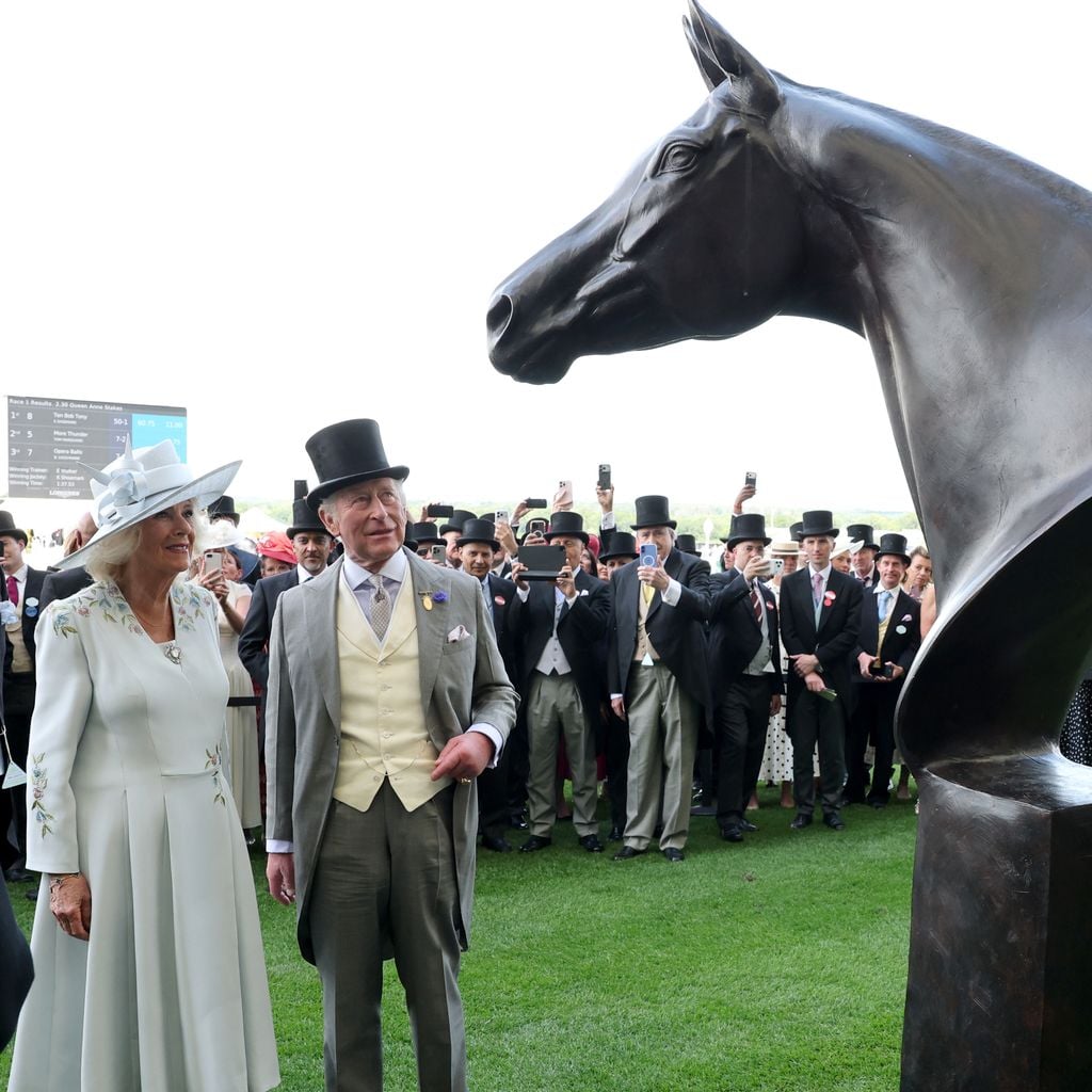 Königin Camilla und König Charles III. enthüllen in Ascot eine Statue des Rennpferds "Enable" während des Royal Ascot 2026