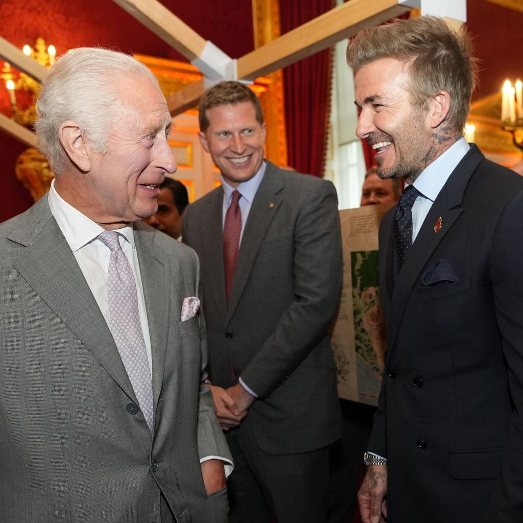 König Charles III im Gespräch mit David Beckham bei den King's Foundation Awards in St James’s Palace, London