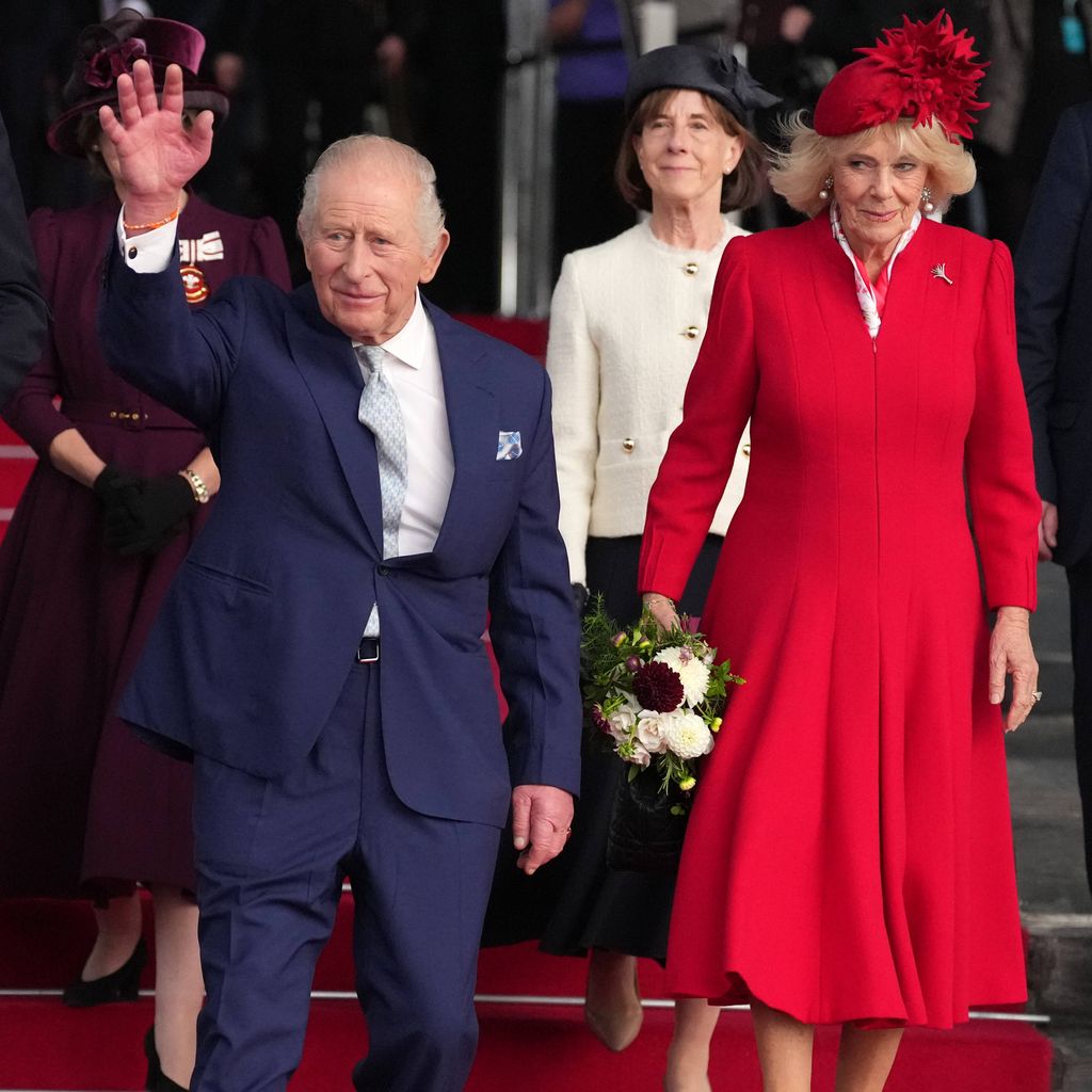 König Charles III. und Königin Camilla verlassen die feierliche Eröffnung des siebten Senedd in Cardiff