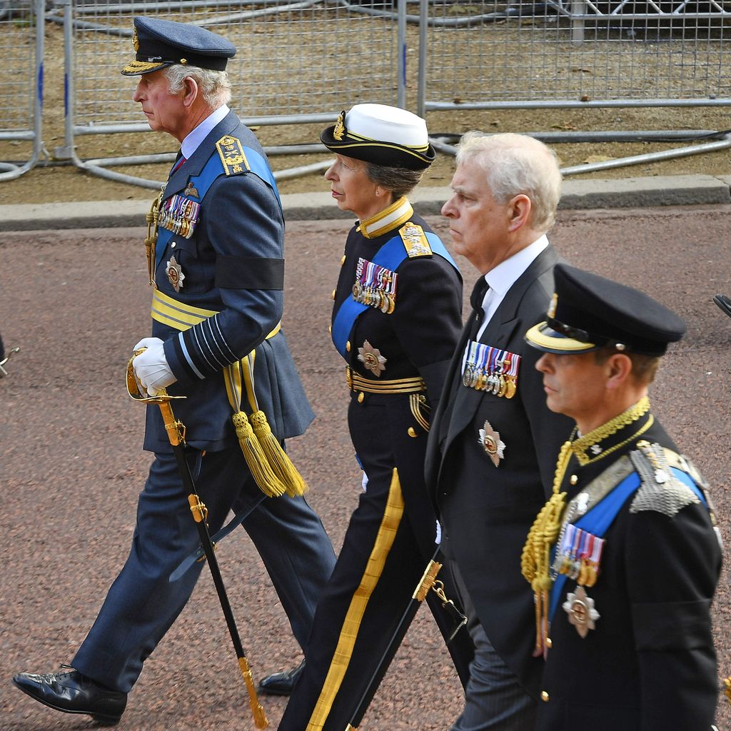 König Charles, Prinzessin Anne, Prinz Andrew und Prinz Edward bei der feierlichen Prozession