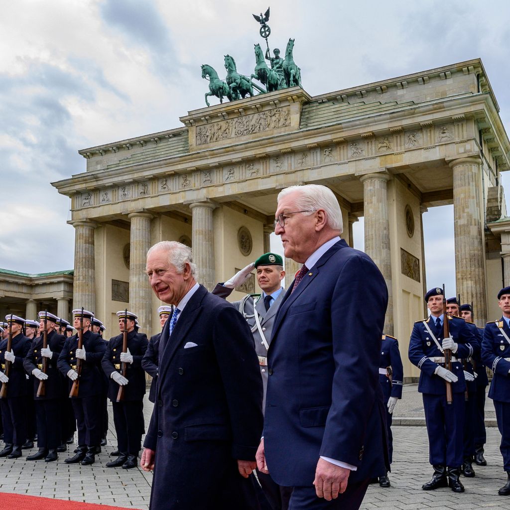König Charles und Frank-Walter Steinmeier vor dem Brandenburger Tor im März 2023