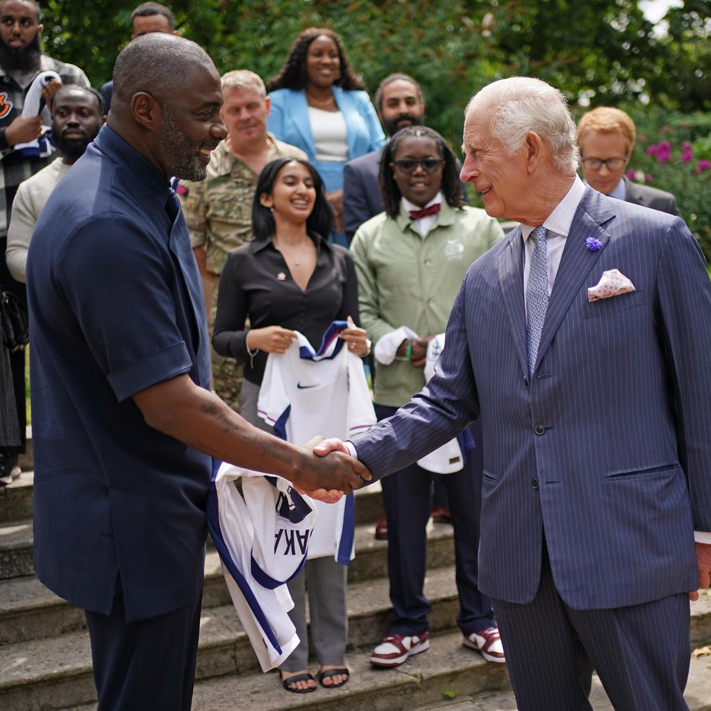 König Charles und Idris Elba im Juli 2024