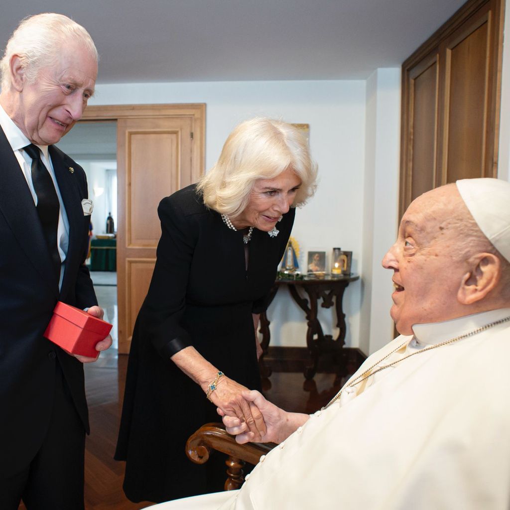 König Charles und Königin Camilla mit Papst Franziskus im April 2025