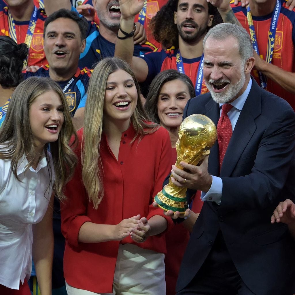 König Felipe feiert mit Lamine Yamal, Prinzessin Leonor, Prinzessin Sofía und Königin Letizia Spaniens WM-Triumph 2026