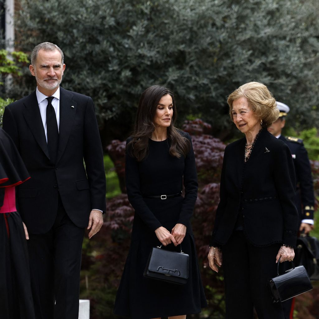 König Felipe, Königin Letizia und Königin Sofia bei der Apostolischen Nuntiatur, April 2025