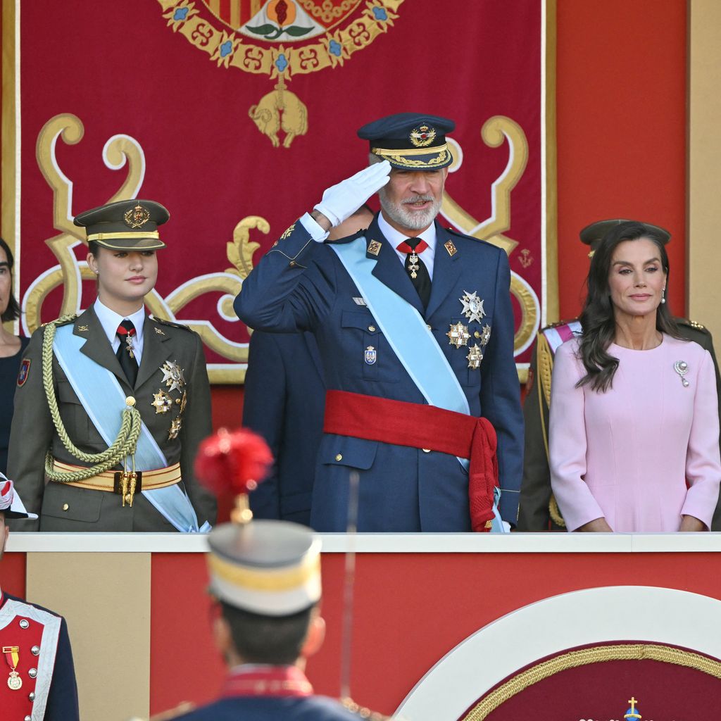 König Felipe VI, Königin Letizia, Prinzessin Leonor und Prinzessin Sofia beim Militärparade zum spanischen Nationalfeiertag in Madrid