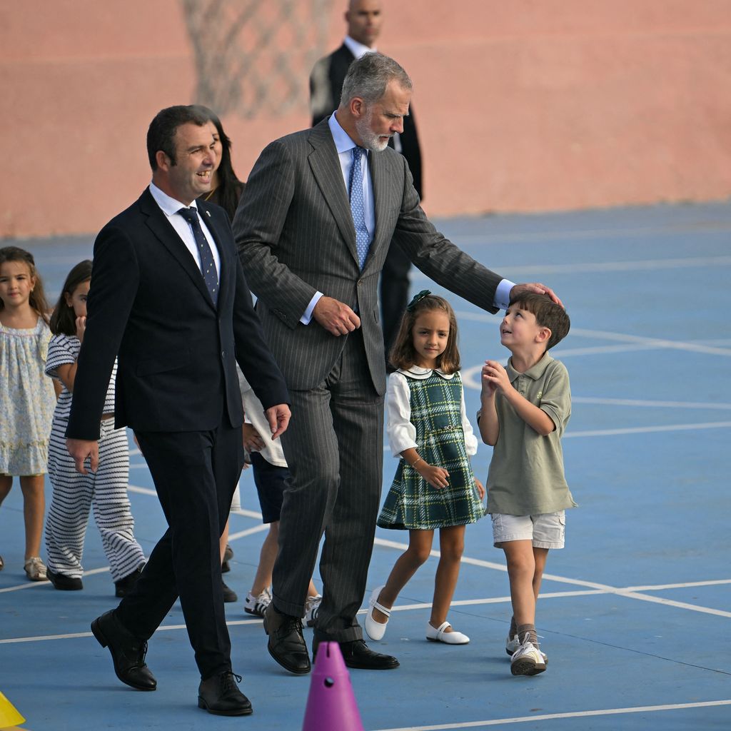 König Felipe VI. und Königin Letizia beim Grundschulbesuch im Oktober 2026