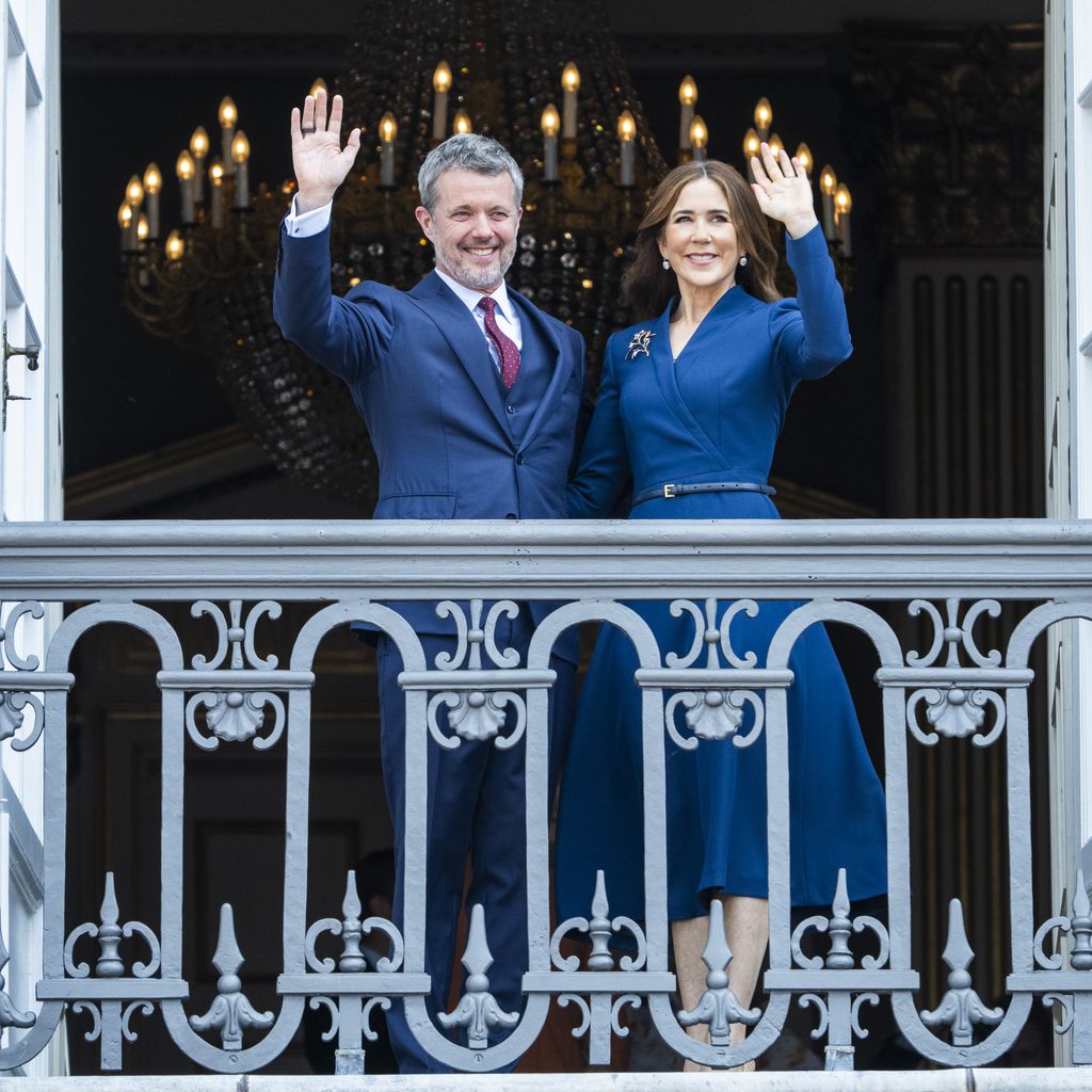 König Frederik und Königin Mary von Dänemark winken dem Volk, 2025