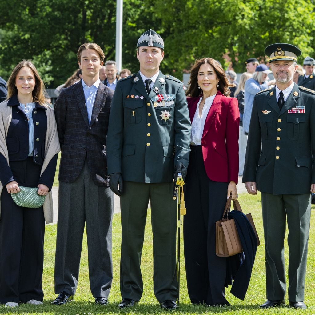 König Frederik X, Königin Mary, Kronprinz Christian, Prinz Vincent und Prinzessin Josephine bei Christians Ernennung zum Leutnant in Slagelse