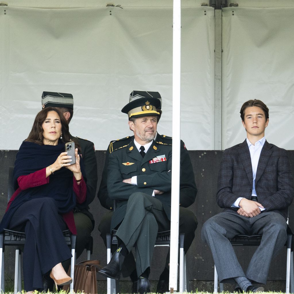 König Frederik X, Königin Mary, Prinzessin Josephine und Prinz Vincent bei der Ernennung des Kronprinzen zum Leutnant in Slagelse