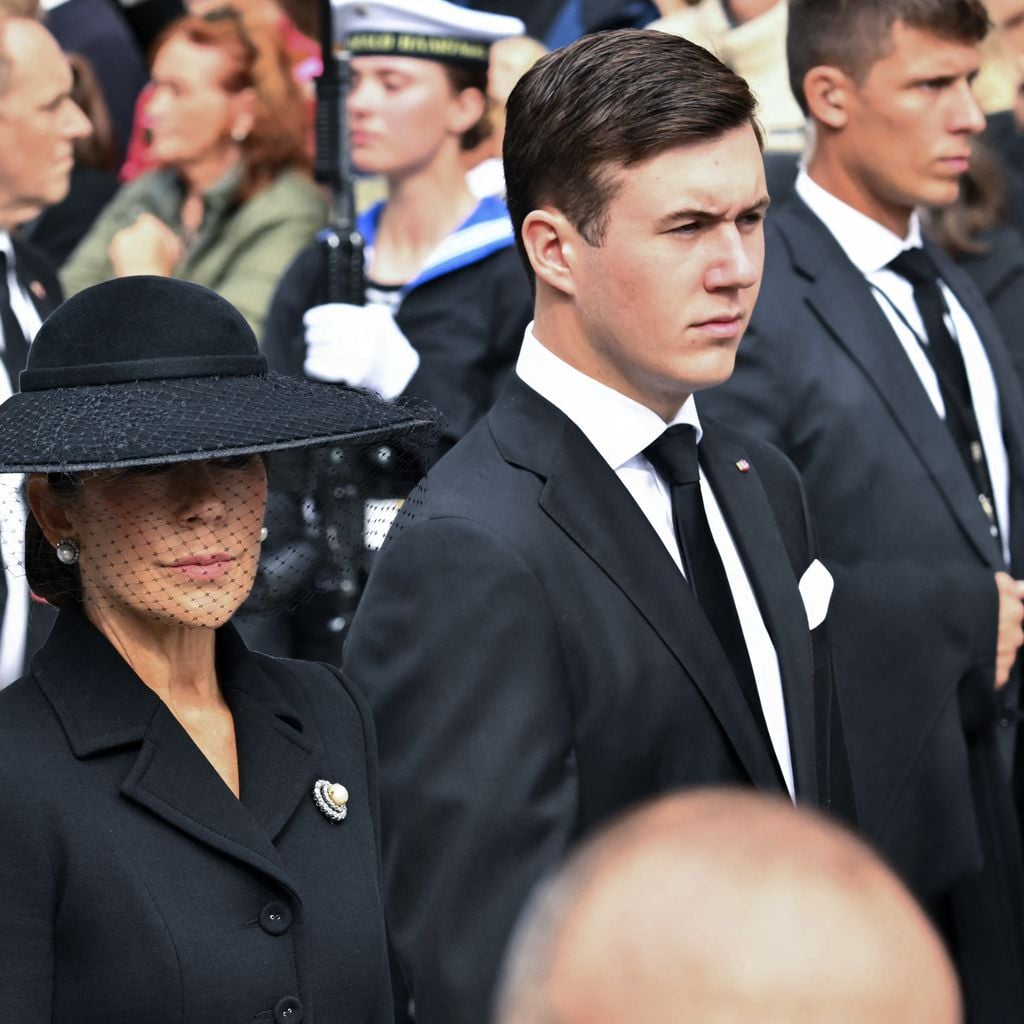 König Frederik X., Königin Mary und Kronprinz Christian bei der Überführung des Sargs von König Harald V. in Oslo