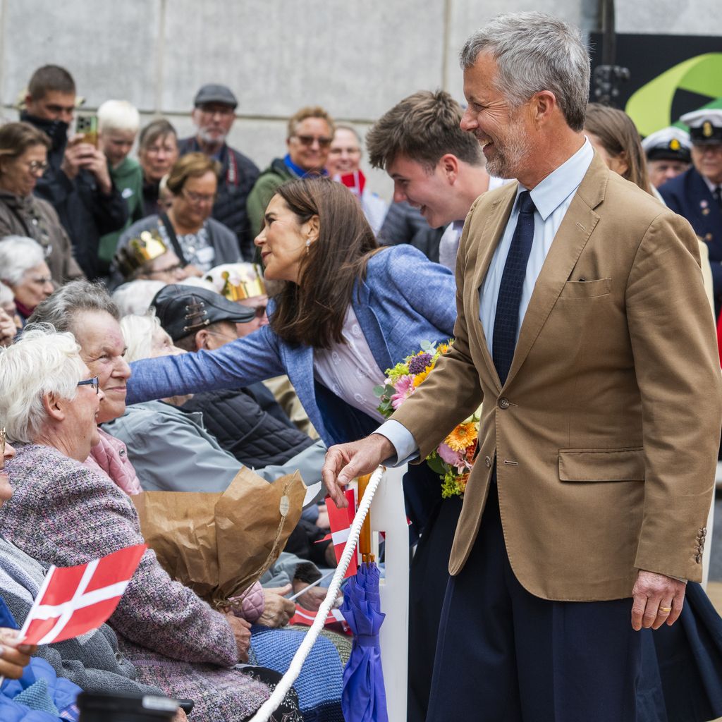König Frederik X und Königin Mary begrüßen die Royal-Fans
