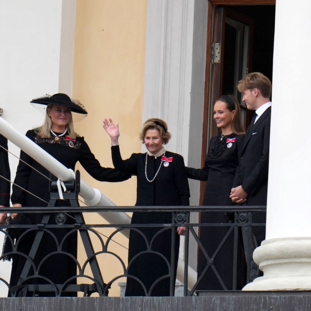 König Haakon, Kronprinzessin Mette-Marit, Königin Sonja, Prinzessin Ingrid Alexandra und Prinz Sverre Magnus grüßen in Oslo