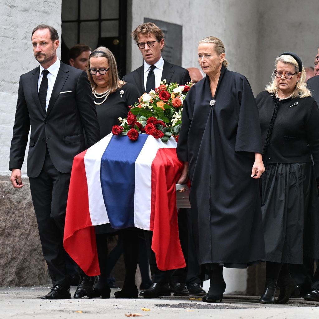 König Haakon und die Kinder von Prinzessin Astrid tragen den von der norwegischen Flagge bedeckten Sarg bei der Trauerfeier in Oslo