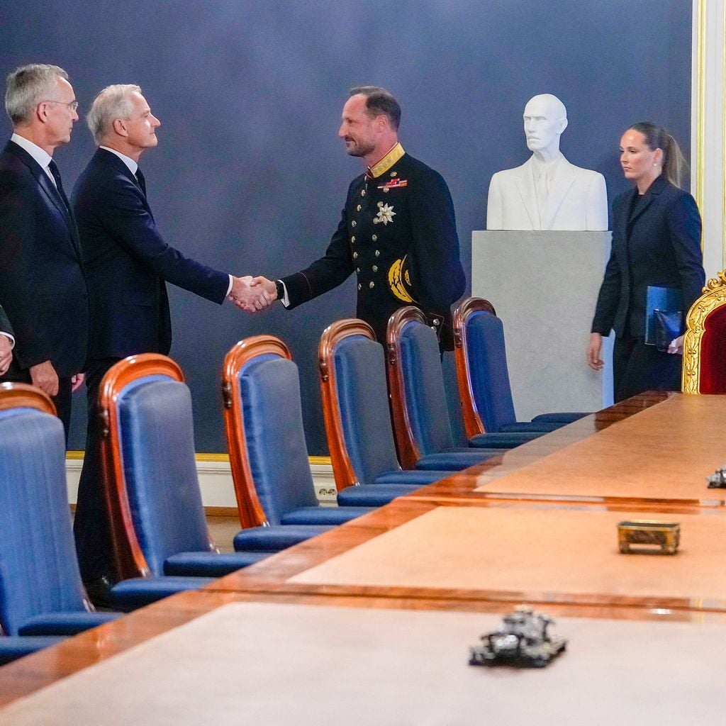König Haakon und Kronprinzessin Ingrid Alexandra außerordentliche Kabinettssitzung im Königspalast in Oslo nach dem Tod von König Harald V.