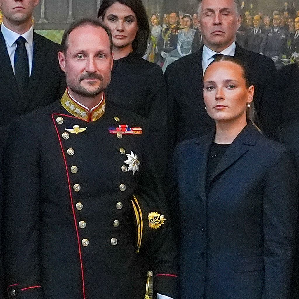 König Haakon und Prinzessin Ingrid Alexandra mit Jonas Gahr Støre und Regierungsmitgliedern nach dem außerordentlichen Kabinettstreffen