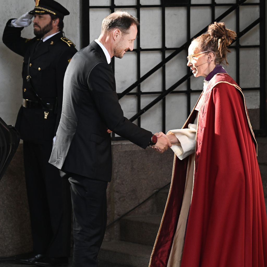 König Haakon VIII. bei einer Trauerfeier von Prinzessin Astrid