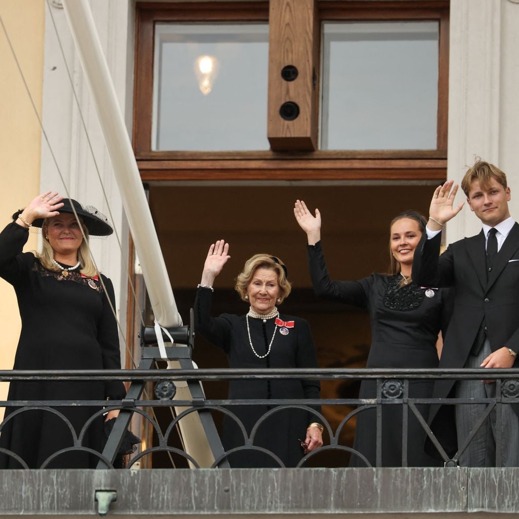König Haakon VIII., Königin Mette-Marit, Königin Sonja, Kronprinzessin Ingrid Alexandra und Prinz Sverre Magnus