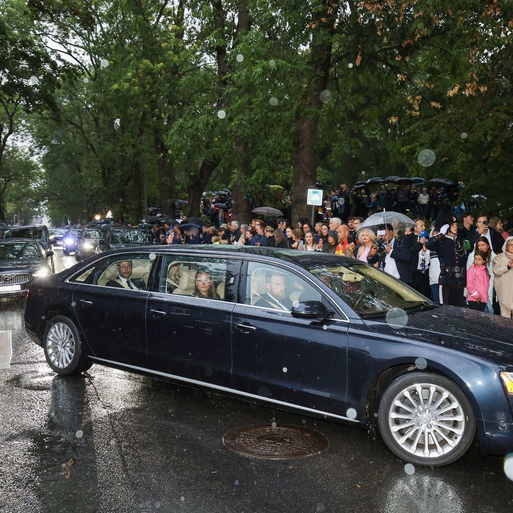 König Haakon VIII., Königin Mette-Marit und Kronprinzessin Ingrid Alexandra im Wagenzug nach dem Tod von König Harald V. in Oslo