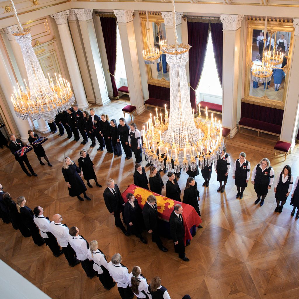 Sarg von König Harald V wird von König Haakon VIII, Prinzessin Märtha Louise, Ingrid Alexandra und Familie zur Schlosskapelle getragen
