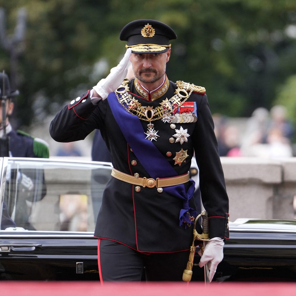 Haakon VIII. trifft zur Vereidigung im Storting in Oslo ein, drei Tage nach dem Tod von König Harald V