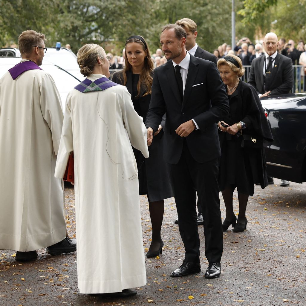 Ankunft der norwegischen Königsfamilie zum Gedenkgottesdienst für König Harald V in der Askers Kirche