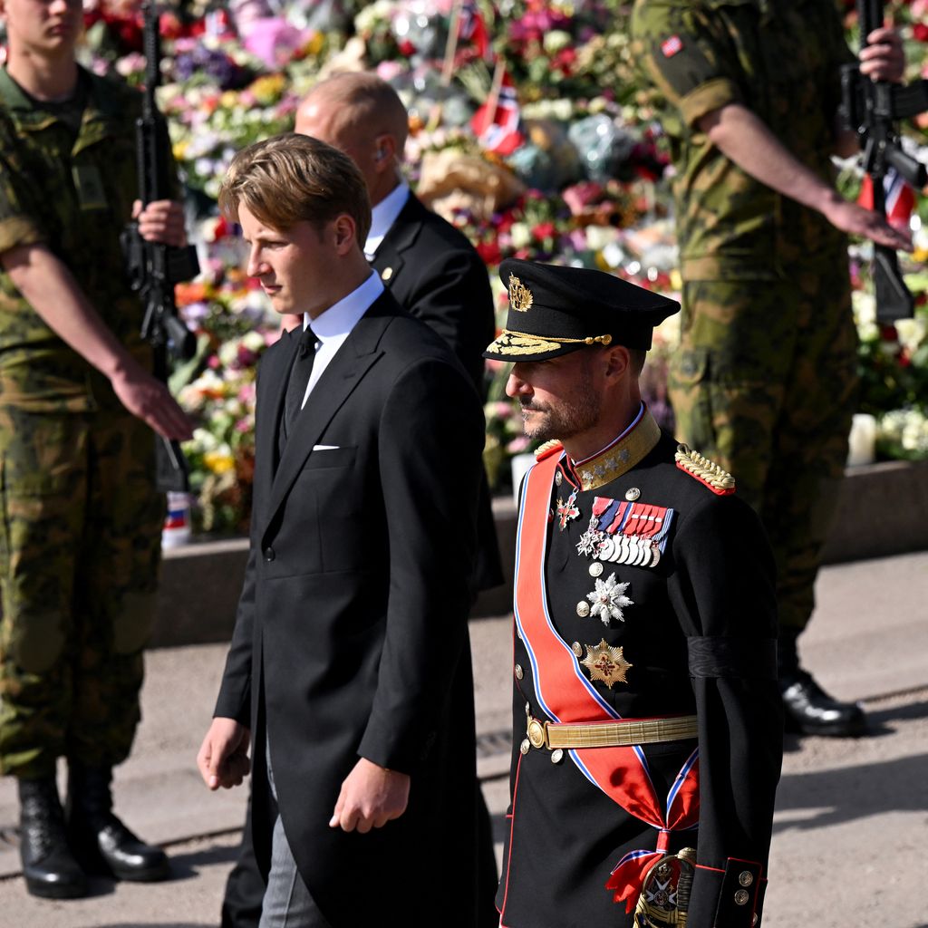 König Haakon VIII., Kronprinzessin Ingrid Alexandra und Prinz Sverre Magnus begleiten den Trauerzug für König Harald V. in Oslo